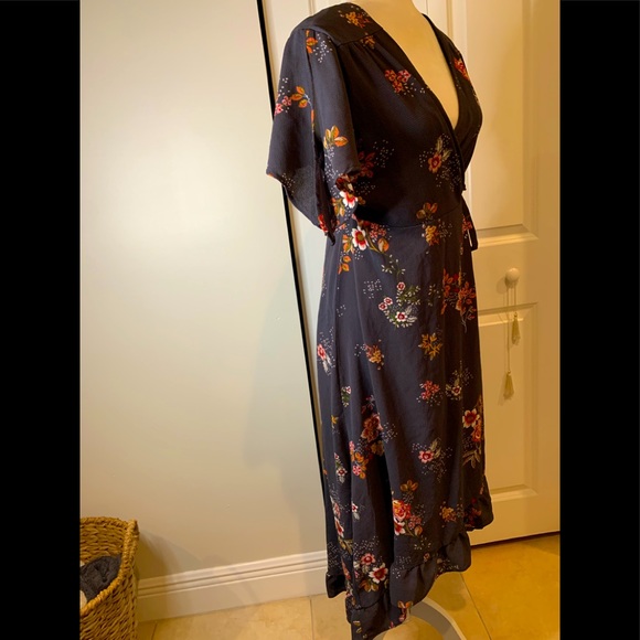 Urban Romantics Grey Floral High-Low Wrap Dress - Picture 2 of 5